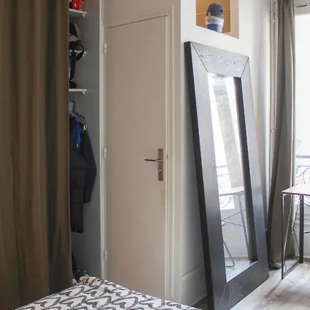 Bright 2 Minutes From The Marais Apartment